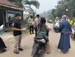 Tanggap Kabut Asap, Camat Lubuk Tarok Bersama Forkopimcam Bagikan Masker kepada Masyarakat