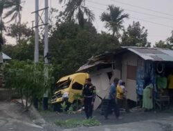 Truk Hino dan Mobil Boks Tabrakan di Jalur Solok-Padang, Satu Rumah Warga Rusak